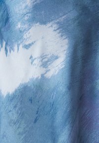 Sininen kangas, jossa on akvarellikuosi vaihtelevilla sinisen ja valkoisen sävyillä. Sileä pinta, jossa on hienovarpaita ja siveltimen vetoja.