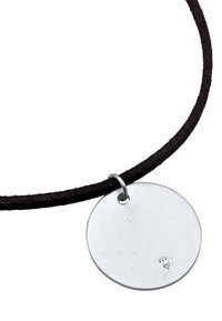 Zilveren hanger aan een zwarte suèdine koord; ronde vorm met een gladde textuur; voorzien van een gestempeld stempel met de tekst "925."