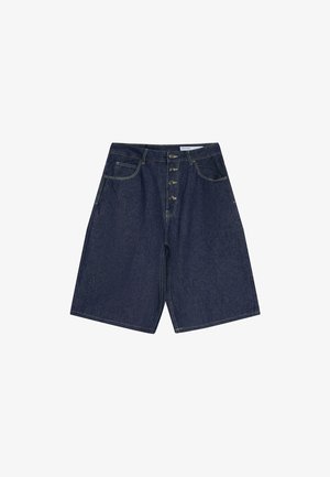 Dunkelblaue Jeansshorts mit Knopfleiste, Taschen vorne, Gürtelschlaufen und weitem Bein.