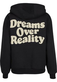 Zwarte hoodie met een zachte textuur waarop de frase "Dromen boven Realiteit" in grote, crème-kleurige retrolettertypes op de achterkant staat.