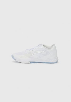 Baskets de sport blanches avec une tige en textile en maille, un motif texturé et une semelle en caoutchouc bleu clair. Les lacets sont blancs et le design est épuré.