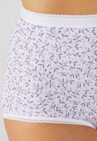 Witte katoenen hoge tailleonderbroek met een lavendel en roze bloemenpatroon. Heeft een delicate witte kanten rand langs de tailleband.