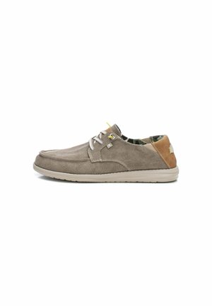 Zapatos casuales de ante marrón con acentos en marrón claro, punta redondeada y cordones grises. El interior cuenta con un forro de patrón camuflaje. Suela de goma para tracción.