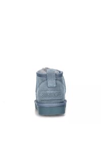 Stivaletto in suede blu con design testurizzato, linguetta sul retro e suola in gomma con dettagli del marchio sul tallone.