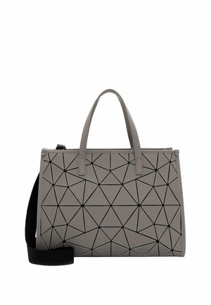 Graue geometrische Handtasche mit strukturiertem Design, rechteckiger Form, schwarzen Linienmustern, zwei Griffen und einem abnehmbaren schwarzen Schultergurt.