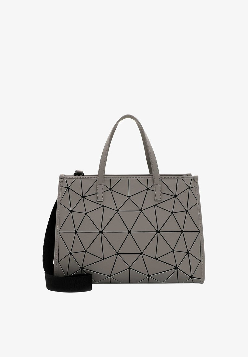 Grå geometrisk håndtaske med en struktureret design, rektangulær form, sorte linjemønstre, dobbelte håndtag og en aftagelig sort rem.