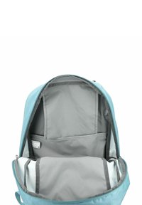 Mochila de color azul claro con un exterior liso, interior gris, múltiples compartimentos incluyendo un bolsillo frontal y un cierre de cremallera.