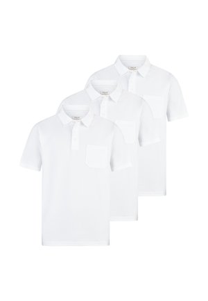 Trzy gładkie białe polo z krótkim rękawem, kołnierzykami i kieszeniami na piersi, ułożone na siebie na białym tle.
