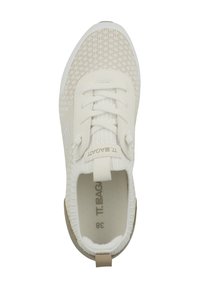 Sneaker bianco lavorato a maglia con tomaia testurizzata, lacci elastici e un accento beige sul tallone. Numero 38 segnato all'interno della scarpa.