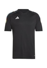 Maglia sportiva nera a maniche corte con scollatura a V. Presenta un tessuto testurizzato e accenti multicolori sulle spalle. Logo Adidas visibile.