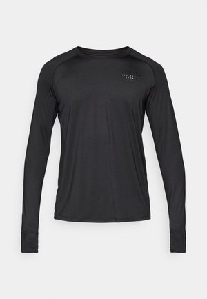 Melna garām piedurknēm sporta krekls, kas izgatavots no gludas, vieglas auduma. Tam ir apaļš kakls, plakani šuvi un smalka logo drukāšana uz krūtīm.