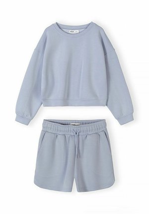 Jasnoniebieski casualowy strój z długim rękawem, krótka bluza z ściągaczem i szorty z elastycznym pasem i sznurkiem, wykonane z miękkiego materiału.