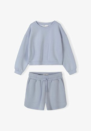 Jasnoniebieski casualowy strój z długim rękawem, krótka bluza z ściągaczem i szorty z elastycznym pasem i sznurkiem, wykonane z miękkiego materiału.