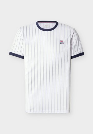 Hvid T-shirt med korte ærmer med tynde lodrette marineblå striber, marineblå krave og manchetter samt lille FILA-logo på venstre bryst.