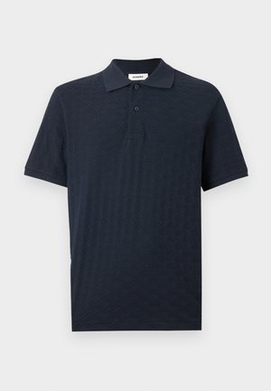 Polo bleu marine à manches courtes avec un motif texturé subtil, patte à deux boutons et col classique.