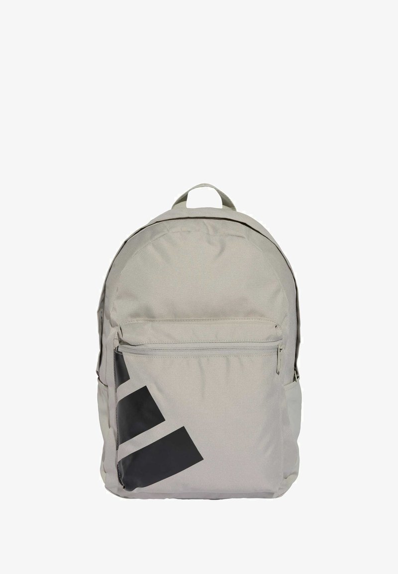Svetlo šedý batoh s hladkou textúrou tkaniny, s veľkou prednou kapsou a čiernym geometrickým dizajnom v dolnom ľavom rohu.