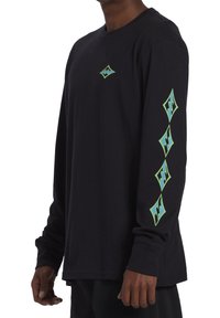 Langærmet sort t-shirt lavet af bomuld, med et grønt diamantlogo på brystet og en række grønne diamanter med detaljer på ærmet.
