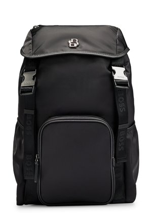Schwarzer Nylon-Rucksack mit einer oberen Klappe, einer vorderen Reißverschlusstasche und verstellbaren Trägern. Verfügt über silberne Beschläge und ein strukturiertes Logoakzent.
