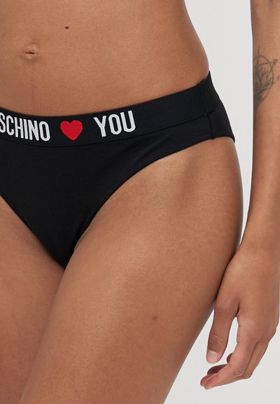 Crne bikini hlačice s mekim elastičnim pojasom na kojem je bijeli natpis "MOSCHINO ♥ YOU." Glatka tekstura, minimalistički dizajn, srednje visok rez.