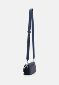COACH POLISHED PEBBLE COVERED TABBY  - Kézitáska - deep blue