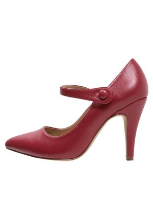 Rød læder højhælet Mary Jane sko med spids tå og rund knaprem, vist i sideprofil på hvid baggrund.