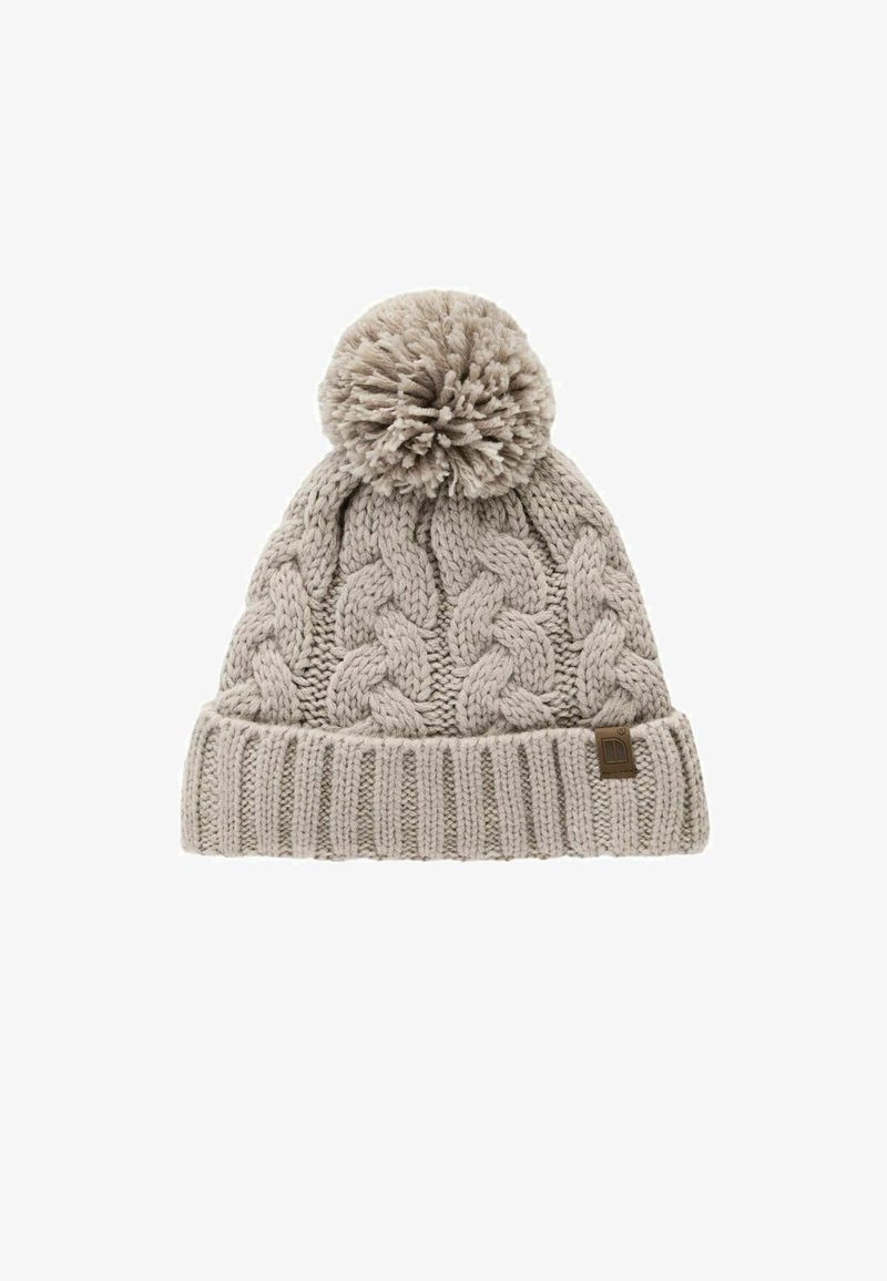 Beżowa dziana czapka z wzorem w warkocze, z prążkowanym wykończeniem i dużym pomponem na górze. Posiada małą, znakowaną brązową metkę z boku.