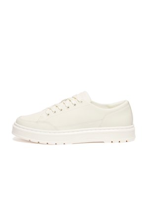 Sneaker in pelle bianca con una finitura liscia, punta arrotondata e sei fori per i lacci. Caratterizzato da una suola in gomma texturizzata e un design minimalista.