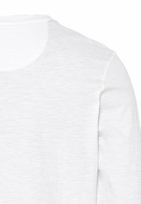 Weißes Langarmshirt mit Rundhals, aus einem weichen, strukturierten Stoff mit einem leicht durchsichtigen Aussehen und sauberen Nähten.