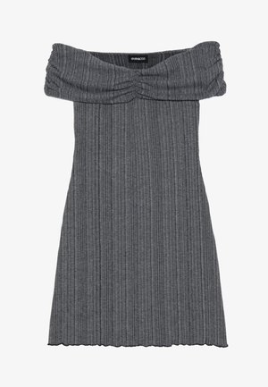 Grå kjole med avtagne skuldre og vertikal ribbet tekstur, med en bred, brettet halslinning og en bølget kant.