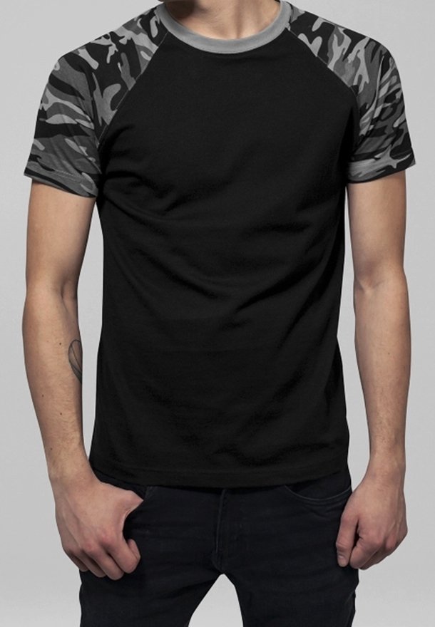 Schwarzes T-Shirt mit grauen Camouflage-Ärmeln und rundem Ausschnitt. Es hat eine taillierte Silhouette und einen weichen Baumwollstoff.
