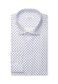 Chemise blanche pliée avec motif à pois bleus, col à revers et poignets boutonnés.