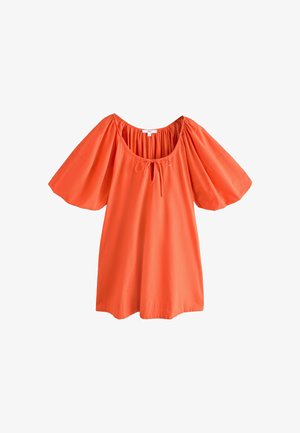 Svijetlo narančasta bluzica s širokim izrezom, nabranim kratkim rukavima i detaljem za vezanje sprijeda. Izrađena od lagane tkanine.