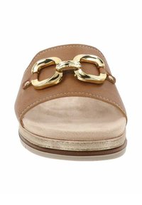 Sandale à glissière en cuir brun avec un accent chaîne dorée brillante à l'avant et une semelle intérieure beige douce avec un détail légèrement scintillant.