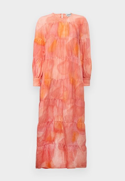 Rochie lungă, cu straturi, realizată dintr-un material ușor, în nuanțe de roz și portocaliu, având un gât rotund și mâneci ample.