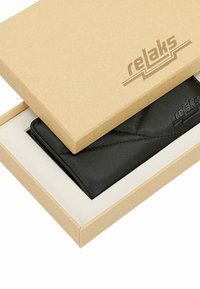 Boîte beige avec le logo « relaks » contenant un portefeuille en cuir noir cousu, embossé du même logo « relaks ».