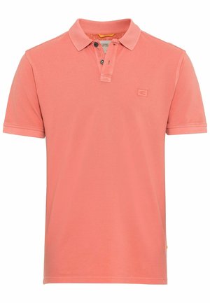 Polo shirt corail clair en coton, avec un col, une patte de boutonnage à trois boutons et un logo sur la poitrine gauche. Texture lisse, manches courtes.