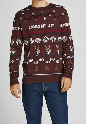 Maroonsweater med festliga motiv, inklusive renar, snöflingor och pepparkakor. Har texten "LIGHT ME UP!" i krämfärg.