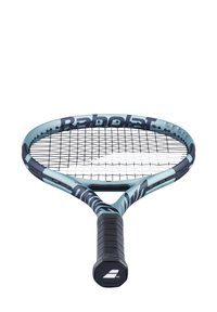 Lys blå tennisraket med et sort håndtag, stribede mønstre og en sort strengebund. Mærket "Babolat" er tydeligt synligt.