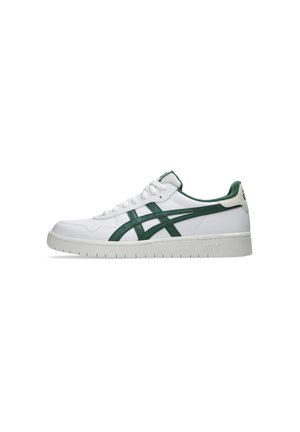 Sneaker in pelle bianca con dettagli verdi, caratterizzata da una texture liscia, design con lacci e logo sul tallone. Suola in gomma con motivo antiscivolo.
