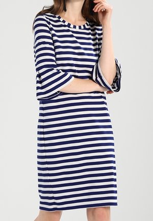 Stripet kjole, mørkeblå og hvid, med rund halsudskæring og trekvart lange klokkeærmer. Glat stof, knælængde, afslappet pasform.