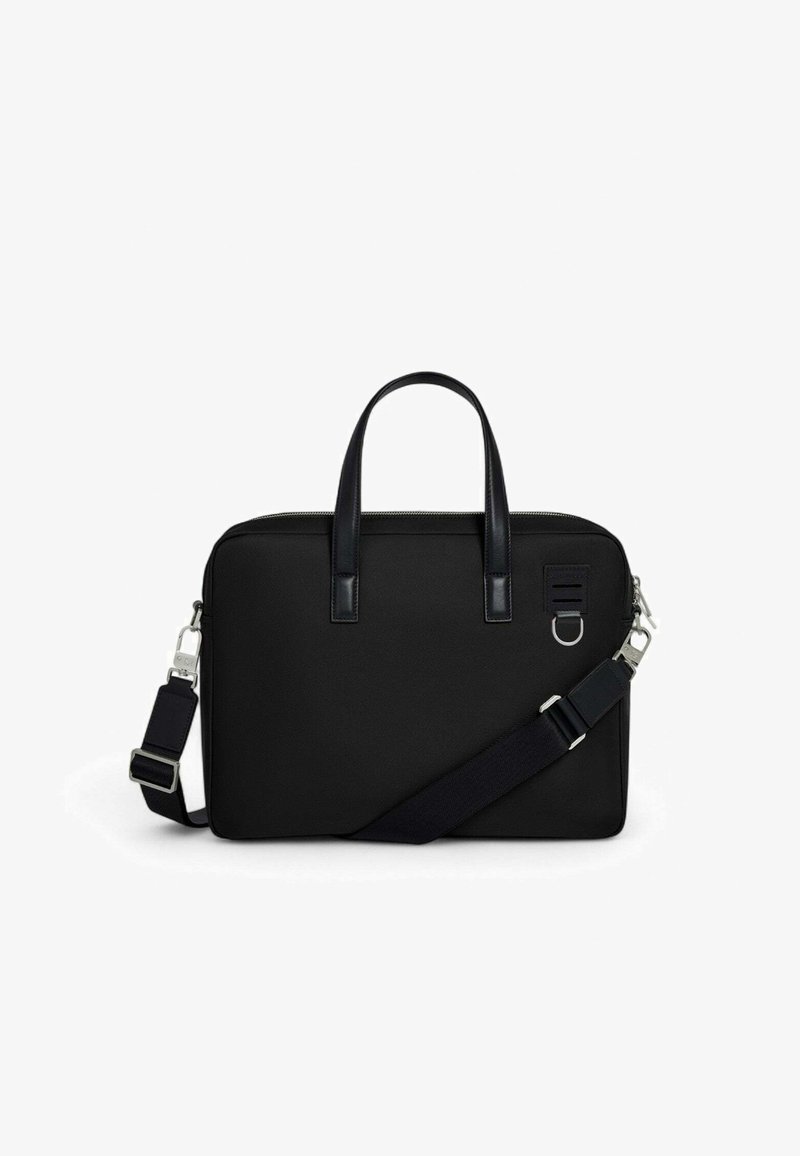 Borsa per laptop nera in tessuto con dettagli in pelle, dotata di due manici superiori, tracolla removibile e chiusura con cerniera.