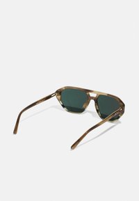 Ochelari de soare tortoiseshell maro cu lentile verzi, formă unghiulară, accente metalice pe ramă și trestii subțiri.