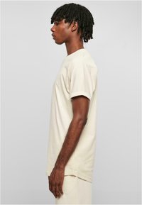Urban Classics SHAPED TURNUP  - Camiseta básica - whitesand