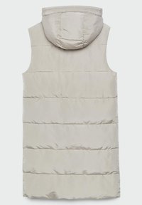 Veste beige longue matelassée sans manches avec capuche, à quilting horizontal, vue de dos sur un fond clair uni.