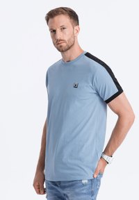Ombre WITH CONTRASTING - Jednoduché tričko - blue
