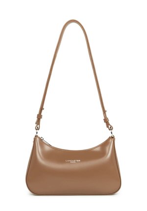 Sac à bandoulière en cuir marron avec sangle réglable, fermeture éclair argentée et logo "Lancaster Paris" embossé au centre devant.