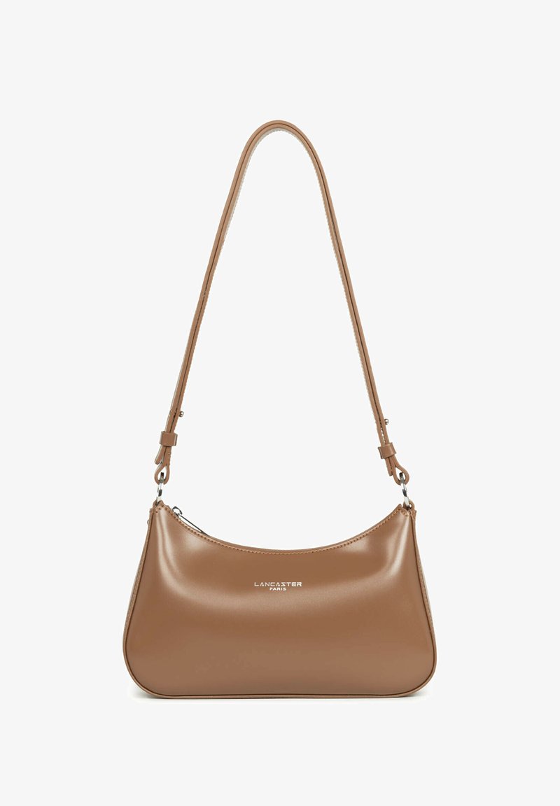 Sac à bandoulière en cuir marron avec sangle réglable, fermeture éclair argentée et logo "Lancaster Paris" embossé au centre devant.
