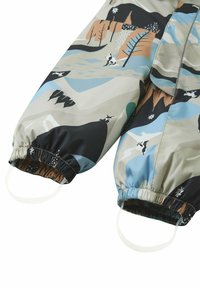 Wasserfester, mehrfarbiger Outdoor-Anzug mit Landschaftsprint. Verfügt über elastische Bündchen und kleine Schlaufen für einen sicheren Sitz. Glatte, langlebige Textur.