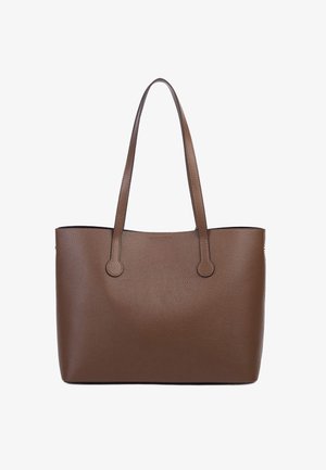 Brun lædertaske med tekstureret overflade, to tynde håndtag, åben top og rummeligt indre.