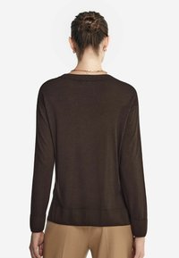 Dunkelbrauner Strickpullover mit langen Ärmeln, gerippten Bündchen und Saum. Verfügt über einen Rundhalsausschnitt und eine glatte Textur. Rückansicht dargestellt.